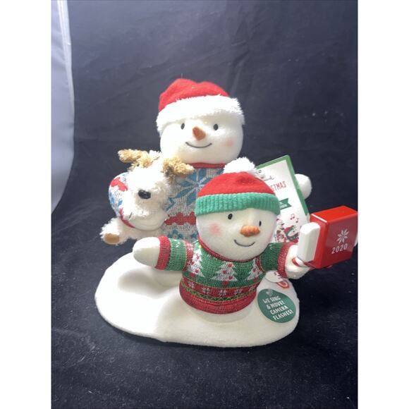 Hallmark - 2020 Cozy Christmas Selfie - Singing, Animated Snowman Family - New - Picture 3 of 8